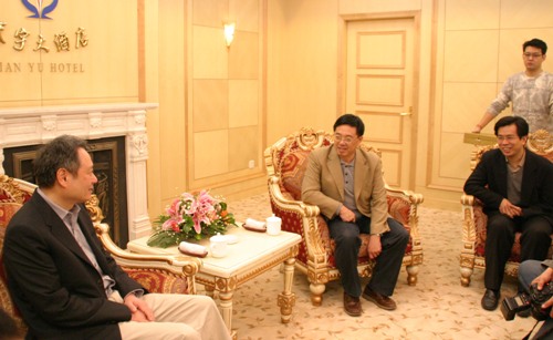 国际著名导演李安向南开大学赠书