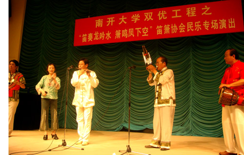 打击乐大合奏《金蛇狂舞》一上场就以其激昂的旋