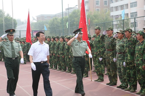 公室主任辛维刚上校,196旅