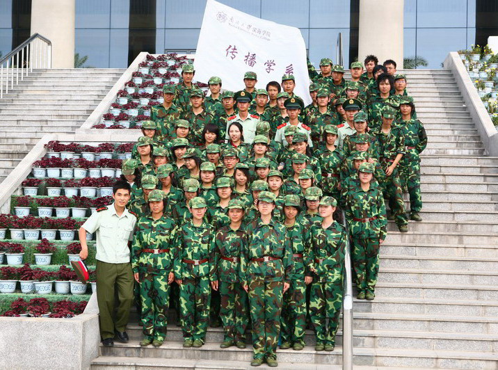 滨海学院新生留影道别军训生活-滨海学院