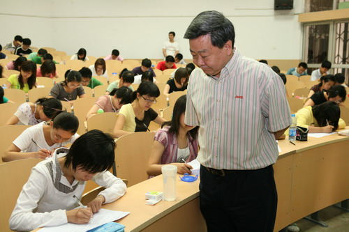 校领导巡视期末考试考场-综合新闻-南开大学