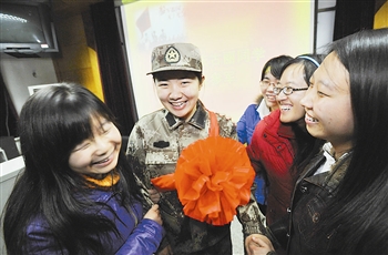 晚报:阿依古丽成为本市首位研究生<em>义务女兵</em>--媒