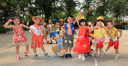 南开大学幼儿园:废物利用 自制盛装迎六一-幼儿