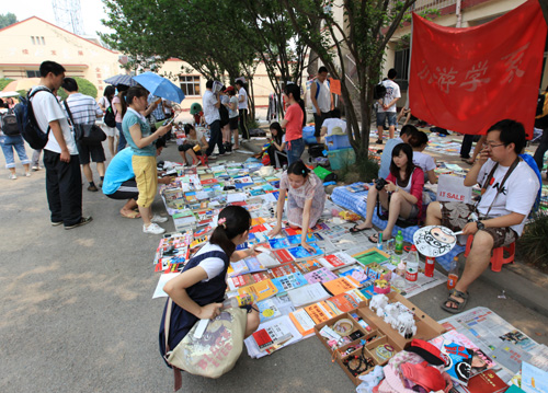 毕业生“练摊”:赚的不是钱 是情谊--综合新闻