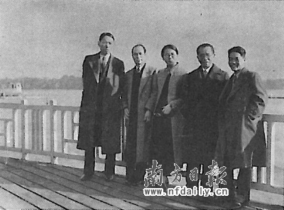 1935年姜立夫(右二)与陈省身(左一,吴大任(左二)等在德国汉堡.