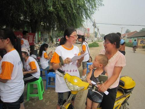 医学院走进农村开展医疗卫生知识宣传和义诊咨