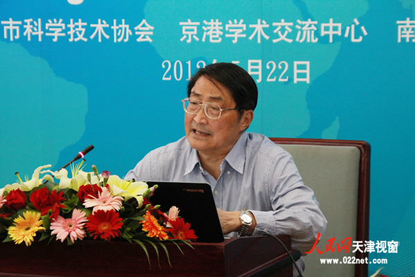 南开大学朱坦教授作题为“我国生态城市建设的特点和实践”的报告(摄影:杨晨)