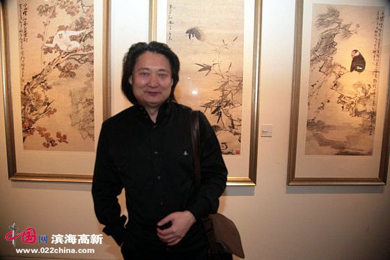 南开大学艺术设计系主任薛义在尹沧海书画艺