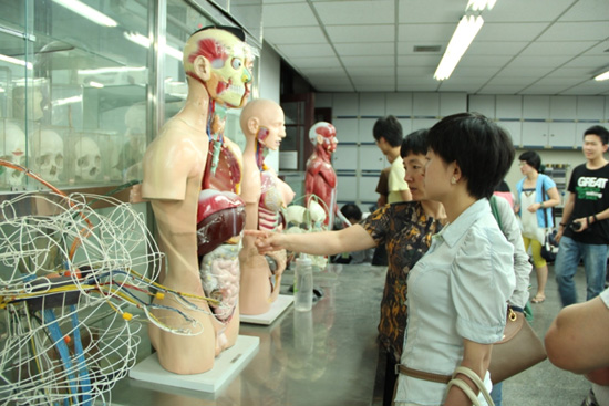 医学院开放日 了解生命的奥秘