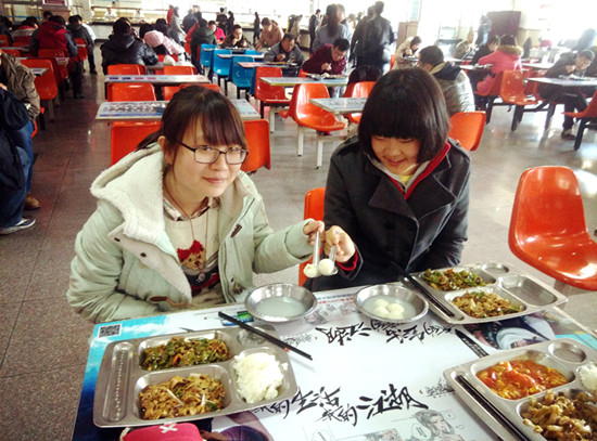 马超 摄影 任永华 马超)天下没有免费的午餐,而元宵节的南开食堂却有