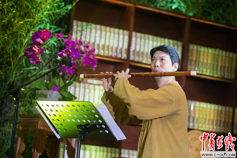 9月23日晚,"稽山之光"雅集中,著名笛子演奏家杜如松带来尺八独奏