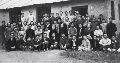 1946年5月3日 西南联大中文系全体师生在教室前合影