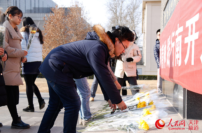 南开大学师生向周恩来总理塑像献花，缅怀总理。陶建/摄