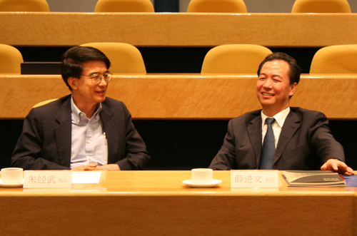 【专稿】访问团前往香港科大 薛进文与朱经武座谈