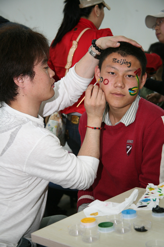 百名南开学子彩绘脸谱迎奥运