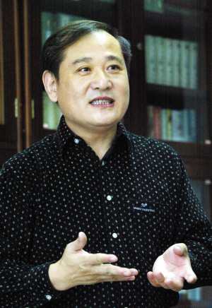 周荐,在171个新词语的背后-南开故事-南开大学