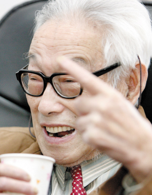 每日新报:九旬院士申泮文骑车上下班的快乐生活