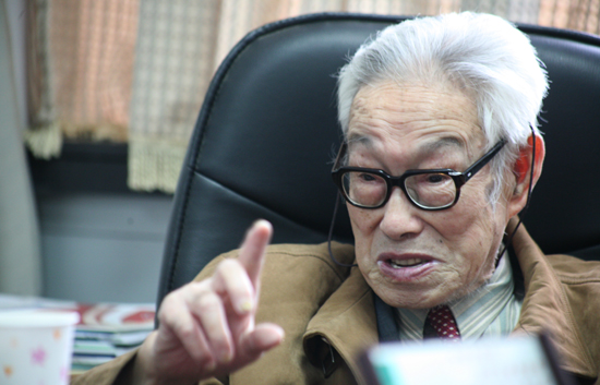 中国科学院院士,南开大学教授申泮文在办公室.摄影记者 李星皎