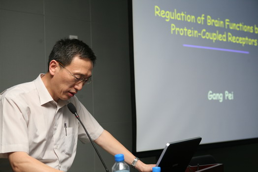 同济大学校长裴钢为南开学生讲课