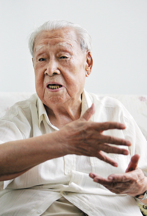 每日新报:百岁学者杨敬年:只要有追求 你就不会老