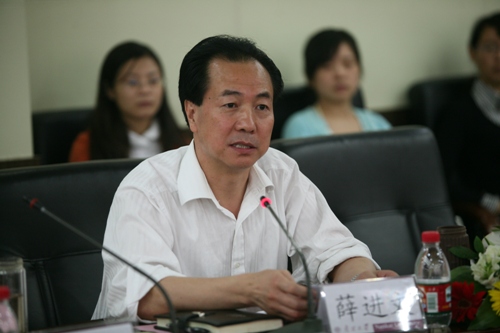 中,陈晏清,逄锦聚,张静,朱光磊,赵铁锁等几位教授和学生代表吴荣生