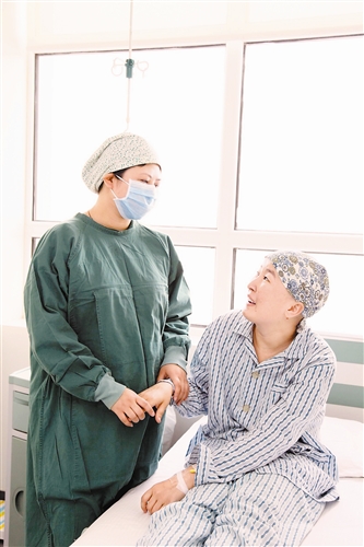 中国医学科学院血液病医院的医护人员鼓励阿依努尔战胜病魔.戴 倾摄