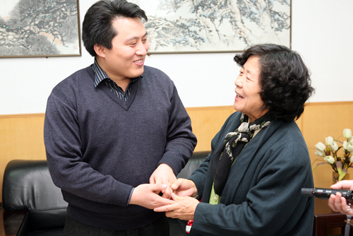 祖孙冒雪感谢南开救人英雄陈永刚