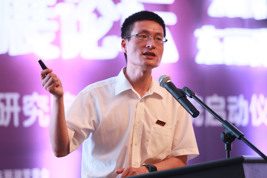 当天,三位经济金融领域知名专家陆磊,孙杰,刘熠辉分别从薛进文手中接