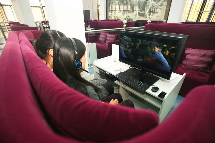 8台内置超星移动图书馆,超星学术视频客户端的"平板体验区"