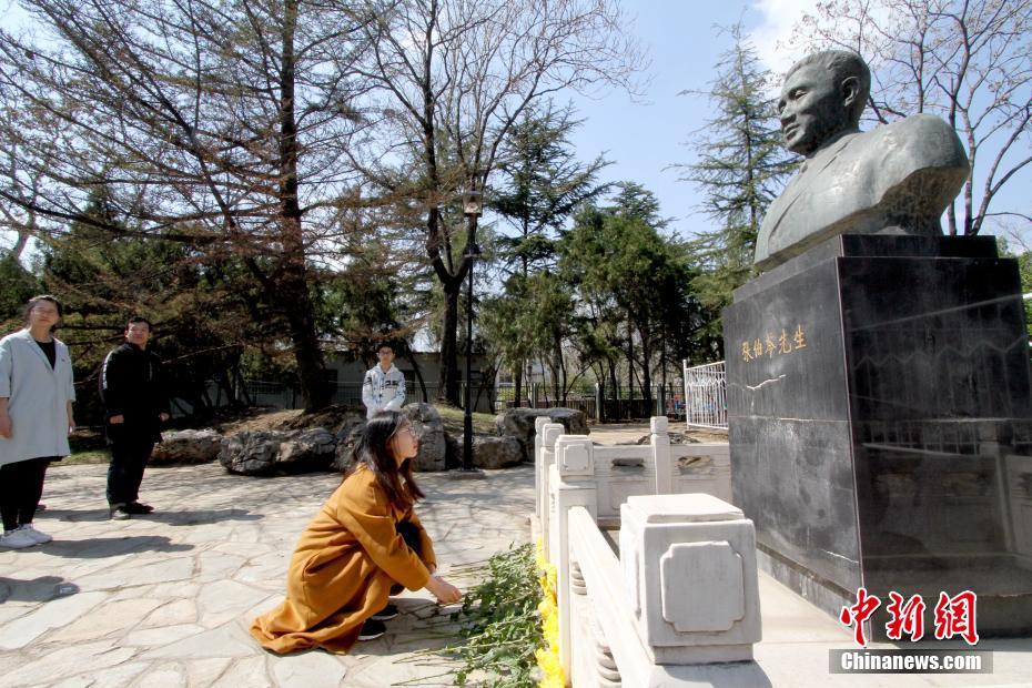 图为南开学子向张伯苓雕像献花.中新社记者 张道正 摄