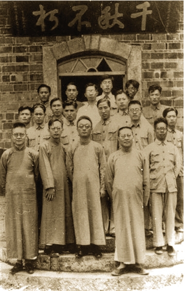 西南联大历史系1943级毕业纪念,前排右二为郑天挺.