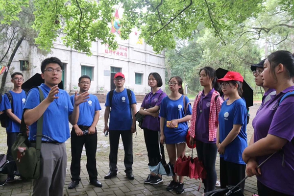 在古田,刘一博为实践队员作题为"古田会议与马克思主义中国化"的辅导