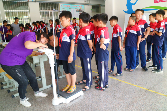 队员为小朋友们测量身高体重