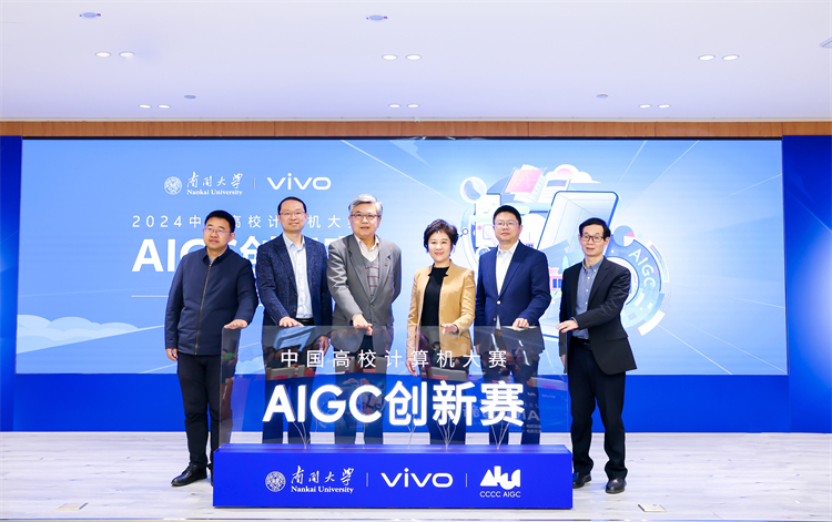 仪式上,龚克,杨克欣,时阳,周围,陈胜勇和市教委学生处有关负责人共同