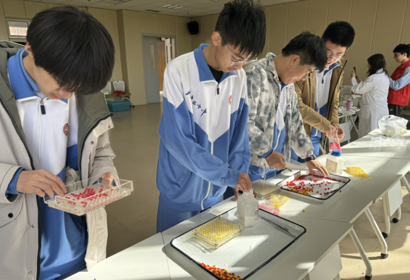 天津市第二十中学师生来南开体验药学魅力