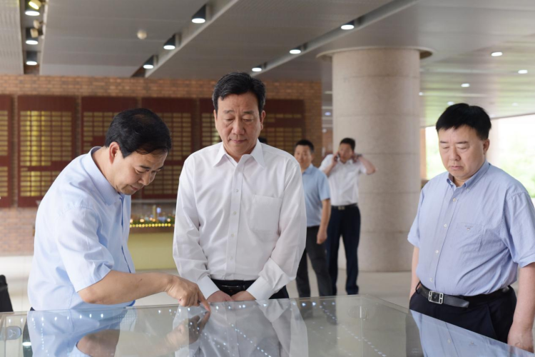 杨庆山率队走访石家庄市第二中学